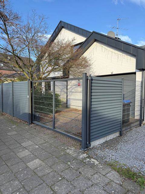 Doppelstabmattentoranlage mit Zaun in Meerbusch
